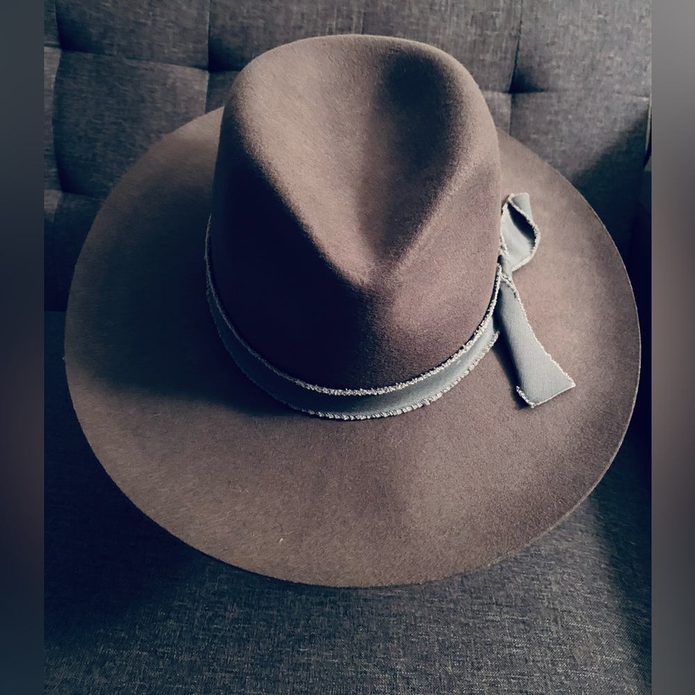 Olive & Pique wide brim hat no stains or scuffs!